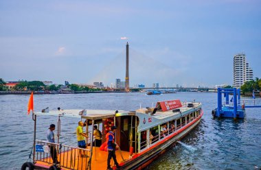 Yolcu gemisi Bangkok, Tayland rıhtımından ayrılıyor.