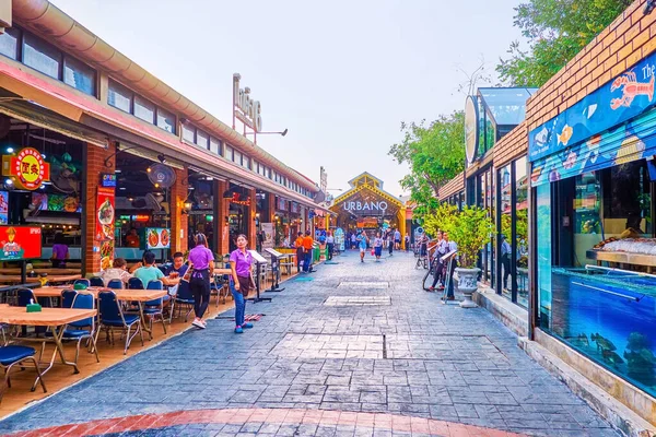Bangkok, Asya alışveriş bölgesinde restoranları olan cadde.,