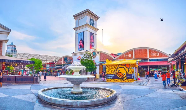 A fonte na praça central no centro comercial asiático em — Fotografia de Stock