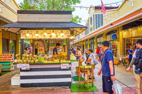 Bangkok, Tayland 'daki Asiatique alışveriş bölgesindeki yeni bar.