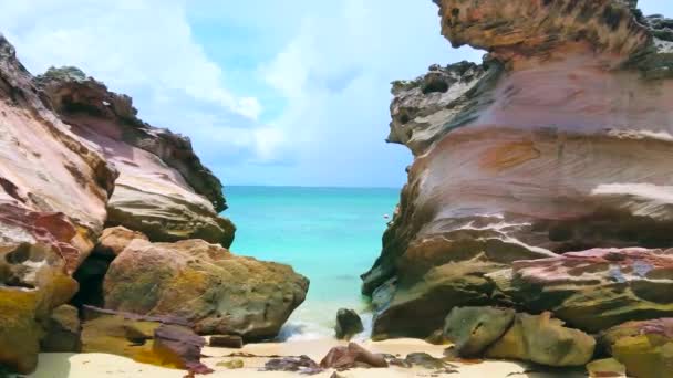 Desfrute Paisagem Marinha Andaman Através Das Rochas Coloridas Gigantes Costa — Vídeo de Stock