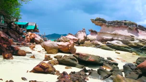 Bland Gigantiska Röda Stenblocken Ovanlig Form Som Täcker Strandlinjen Khai — Stockvideo