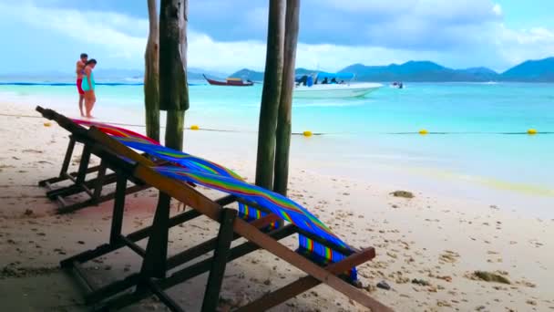 Phuket Thailand Mei 2019 Lijn Van Zonnebank Schaduw Onder Stelthut — Stockvideo