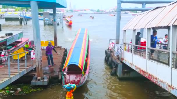 Bangkok Thajsko Dubna 2019 Dlouhá Barevná Rekreační Loď Kotví Mezi — Stock video