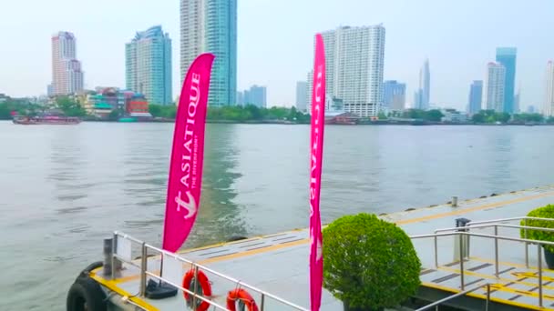Bangkok Tayland Nisan 2019 Asyalı Riverfront Alışveriş Merkezi Renkli Bayraklar — Stok video
