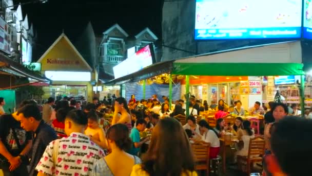 Patong Tailândia Maio 2019 Praça Alimentação Lotada Resort Noturno Pessoas — Vídeo de Stock