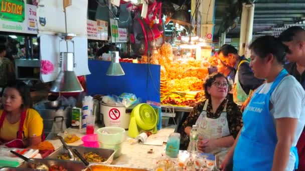 Chiang Mai, Thaiföld - Május 4, 2019: A szállítók várják az ügyfelek Tanin piaci standján elvitelre ételek, kínál ételeket a hagyományos thai konyha, május 4-én Chiang Mai