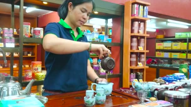 2019年5月10日 泰国清莱 经验丰富的员工5月10日在清莱苏云伦茶店的柜台前进行乌龙茶制作示范 — 图库视频影像