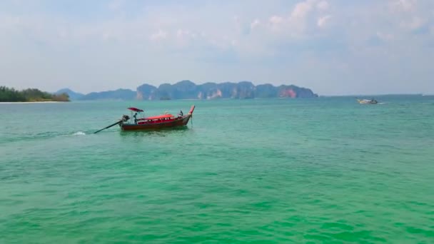 タイのアオナン 4月26 2019 高速ロングテールボートは 4月26日にアオナンで 人気のある観光地であるKo Poda Nok Chicken 島の海岸沿いに浮かぶ — ストック動画