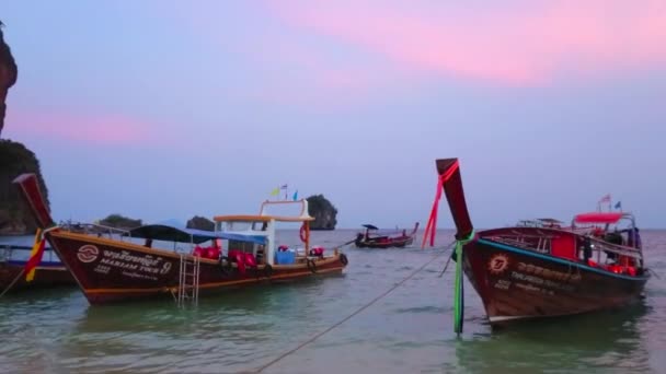 アオナン 2019年4月26日 木製のロングテールボートは 4月26日にアオナンで 日没時に鉄道 Rai Leh 半島のプラナンビーチで津波に乗って浮かんでいます — ストック動画