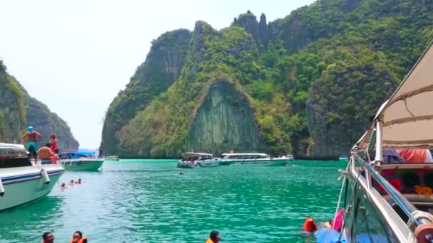 Phiphi Leh Tailandia Abril 2019 Relájese Nade Bahía Pileh Rodeada — Vídeos de Stock