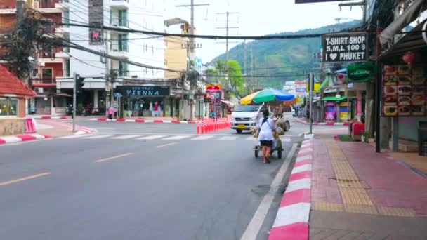 Patong Thailand April 2019 Street Food Verkoper Duwt Oude Kar — Stockvideo