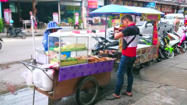 Patong Tajlandia Kwietnia 2019 Sprzedawca Uliczny Wózku Grillowaną Rybą Kurczakiem — Wideo stockowe