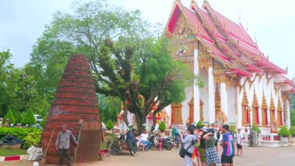 Chalong Thailand April 2019 Turistgruppen Har Samlats Wat Chalong Templets — Stockvideo