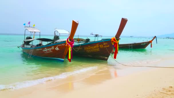 タイのアオナン 4月27 2019 竹島は人気のある観光地であり 伝統的なロングテールボートは 多くの場合 4月27日にアオナンで 竹のビーチで泳いだりリラックスしたりするためにここに休日のメーカーをもたらします — ストック動画