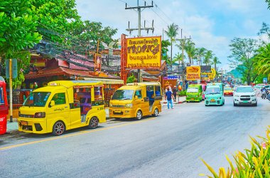 Patong, Phuket, Tayland 'daki renkli minibüsler.