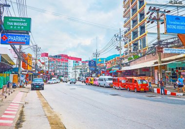Patong alışveriş bölgesinin geniş caddesi, Phuket, Tayland