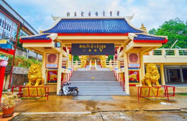 Sam Sae Chu Hut 'un kapısı Çin Tapınağı, Phuket City, Tayland