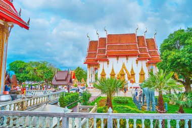 Yeşil bahçedeki tapınaklar, Wat Chalong, Chalong, Phuket, Tayland