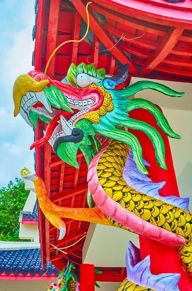 The colorful dragon of Sam Sae Chu Hut Chinese Shrine, Phuket Ci — Stock Photo, Image