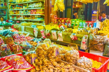 Bangko 'nun Çin Mahallesi' nde kurutulmuş mantar ve meyve satan dükkan.