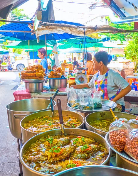 Лінія продавців вуличних продуктів у китайському місті Бангкок (Тайлан). — стокове фото
