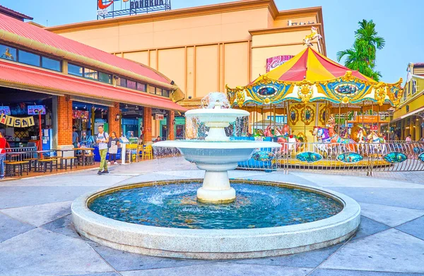 Het plein met fontein in Asiatique complex, Bangkok, Thailand — Stockfoto