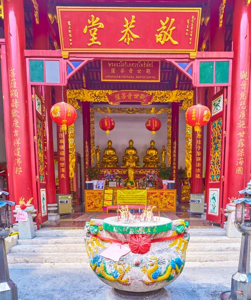 El gran tazón de varillas de incienso de piedra en Kwang Tung Shrine, Bangko — Foto de Stock