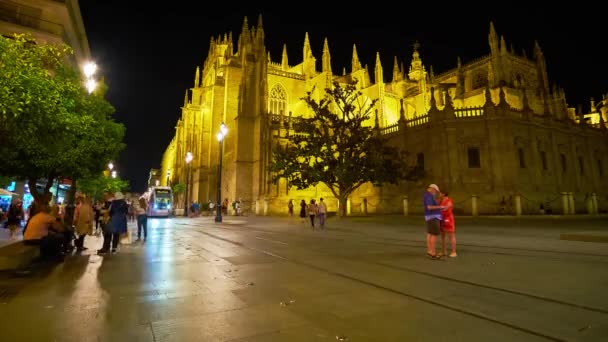 Sevilla Španělsko Října 2019 Jasné Večerní Osvětlení Sevillské Katedrály Davem — Stock video