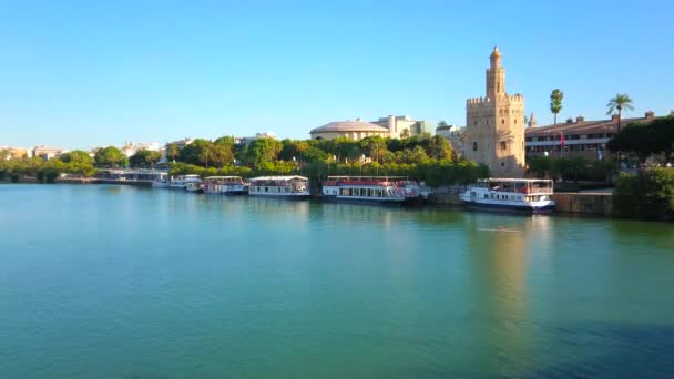 Seville Spain October 2019 Garis Kapal Wisata Ditambatkan Tepi Sungai — Stok Video