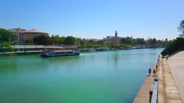 Sevilla Spanje Oktober 2019 Toeristische Schepen Drijvend Door Rivier Guadalquivir — Stockvideo