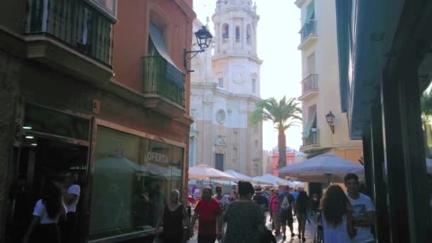 スペインのカディス 9月19 2019 騒々しいと混雑したコールPelota通り 多くの屋外カフェ 中世の大聖堂の建物がある大聖堂広場につながる 9月の19でカディス — ストック動画