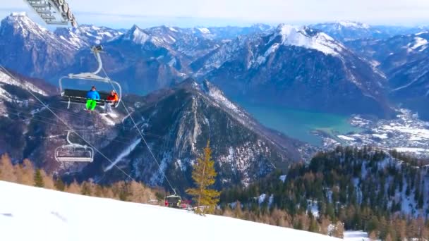 Ebensee Österrike Februari 2019 Sittliftar Med Skidåkare Rider Den Snöiga — Stockvideo