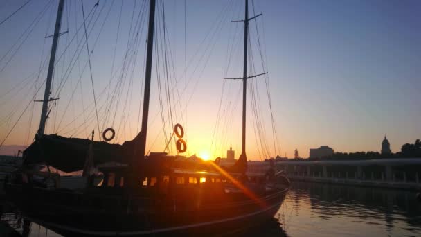 Malaga Spain September 2019 Golden Sunset Sky Hiding Yacht Moored — ストック動画