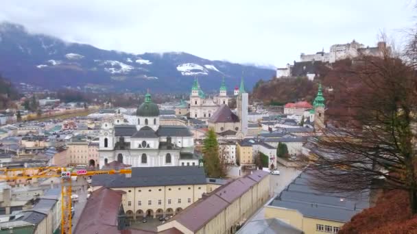 Salzburg Oostenrijk Maart 2019 Regenachtig Stadsgezicht Met Collegiale Kerk Kollegienkirche — Stockvideo