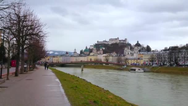 Salzburg Österrike Mars 2019 Promenera Regnigt Elisabeth Vall Och Titta — Stockvideo