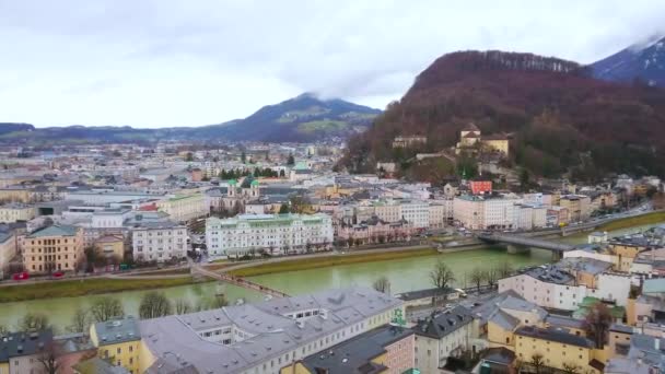 2019年3月1日 奥地利萨尔茨堡 3月1日 在萨尔茨堡享受旧城住宅 卡普茨堡山和萨尔茨赫河的城市景观 — 图库视频影像