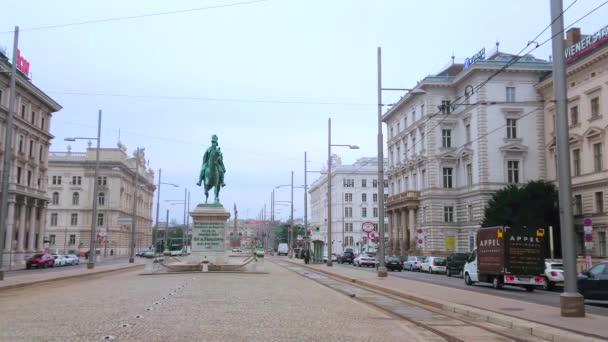 Wiedeń Austria Marca 2019 Nowoczesne Tramwaje Dworcu Schwarzenbergu Posągiem Jeździeckim — Wideo stockowe