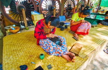 Geleneksel lakquerware atölyesi, Bagan, Myanmar