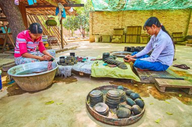 Lakquer sofra takımlarının cilalanması, donanım atölyesi, Bagan, Mya