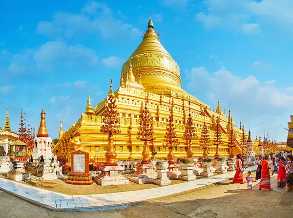 The golden Shwezigon Pagoda, Bagan, Myanmar — Stock Photo, Image