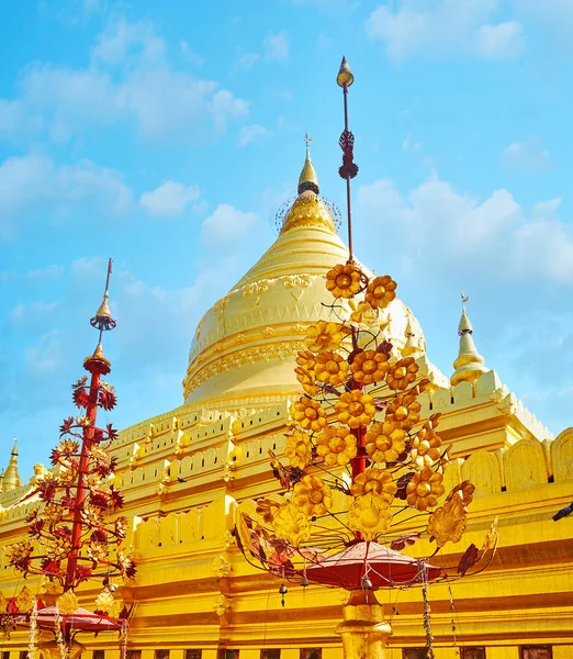 Die blumendekore der shwezigon pagode, bagan, myanmar — Stockfoto