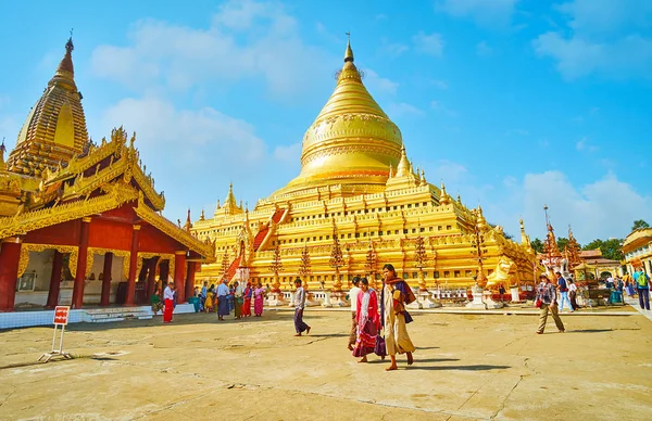 Tourists and pilgrims in Shwezigon Pagoda compex, Bagan, Myanmar — Stock Photo, Image