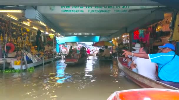 Damnoen Saduak Thailand Maj 2019 Sampans Båtar Flyter Bron Genom — Stockvideo