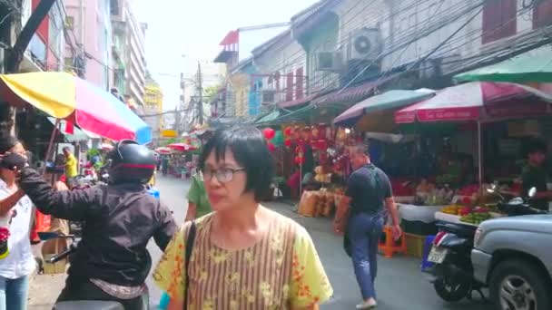 Bangkok Thailand April 2019 Promenera Längs Shoppinggatorna Chinatown Med Många — Stockvideo