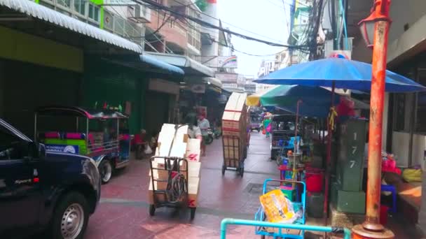 バンコク2019年4月15日 ショップや店舗が立ち並ぶチャイナタウン市場の賑やかな通り 4月15日にバンコクで 車輪付きの貨物を運ぶモード ポーターで溢れています — ストック動画
