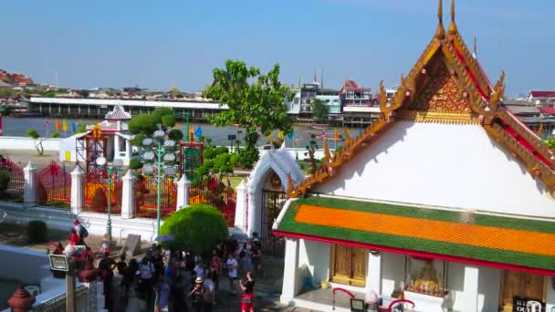 バンコク2019年4月23日 対岸の王宮屋根を望むチャオプラヤー川沿いに位置するワット アルン神社 4月23日バンコク — ストック動画