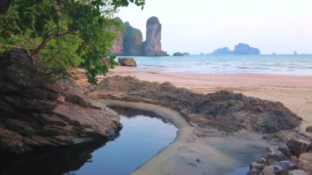 从通赛湾海岸的壮丽景色 在狭窄的蜿蜒小溪 热带绿地 沙滩和青南塔的高岩石 — 图库视频影像