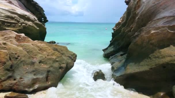 Die Schäumenden Wellen Spülen Den Sand Zwischen Den Steinen Ufer — Stockvideo