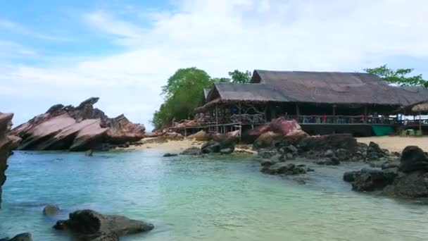 Khai Nai Adasının Kıyısındaki Eski Ahşap Kulübe Büyük Kaya Kayalarla — Stok video